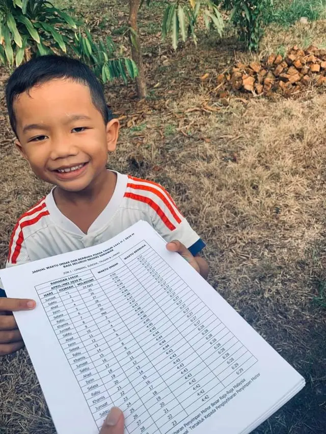 Kisah Guru yang Antar Bahan Belajar untuk Muridnya di Pedesaan Ini Bikin Haru