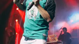Gaya Rapper Iwa K saat menghibur penonton dalam konser Batman Kasarung di The Pallas, SCBD, Jakarta, Selasa (4/4). Dalam konser ini Iwa K tampil dengan membawakan lagu pertamanya Nombok Dong dilanjutkan Musafir Malam. (Liputan6.com/Faizal Fanani)