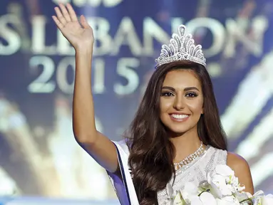 Valerie Abou Chacra memberikan salam kepada penonton usai mengetahui dirinya memenangkan Miss Lebanon 2015 di Beirut, Lebanon, Senin (12/10/2015). Valerie masih berstatus Mahasiswi disalah satu Universitas. (REUTERS/Mohamed Azakir)