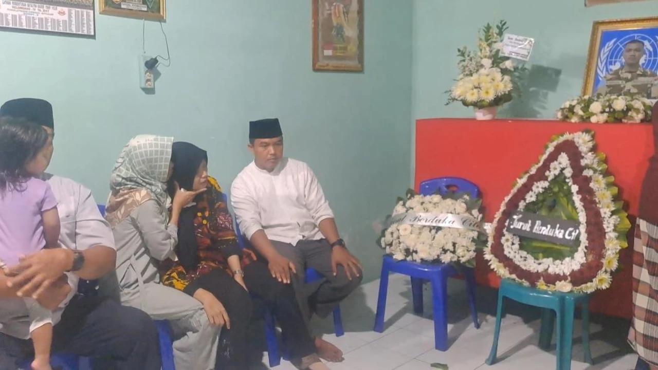 Isak Tangis Keluarga dan Kerabat saat Jenazah Kopda Fariza Tiba di Rumah Duka
