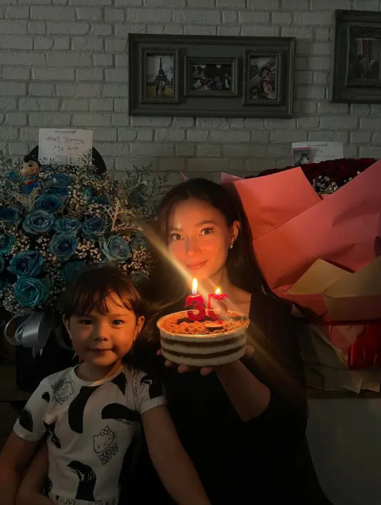 Diungkap Asmirandah, kejutan ini didapatkannya di jam 1 malam. Meski sudah tengah malam, namun Chloe masih bisa pamer senyumannya ketika berfoto bareng ibunda. Tidak hanya satu buket bunga, terlihat di unggahan lainnya, bintang film Ketika Cinta Bertasbih 2 ini mendapatkan sekitar 8 buket bunga dengan berbagai jenis dan warna bunga dari kerabatnya. (Liputan6.com/IG/@asmirandah8)