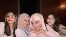 Meski baru belajar dan rambutnya masih sedikit terlihat, penampilan terbarunya pun langsung banjir pujian. Tak sedikit orang yang mendoakan agar Margin Wieheerm bisa istiqomah memakai hijab.(Liputan6.com/IG/@marginw)
