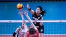 Sarina Koga. Pemain Jepang berusia 26 tahun berpostur 180 cm yang berposisi sebagai outside hitter ini menempati posisi ke-2 dalam daftar top skor sementara hingga berakhirnya babak penyisihan grup. Ia total mengoleksi 243 poin yang diperoleh dari 222 smash, 17 block dan 4 service. Jepang pun dibawanya menempati posisi ke-5 di klasemen akhir penyisihan grup dan lolos ke perempatfinal untuk menghadapi Brasil, 13 Juli 2022. (volleyballworld.com)