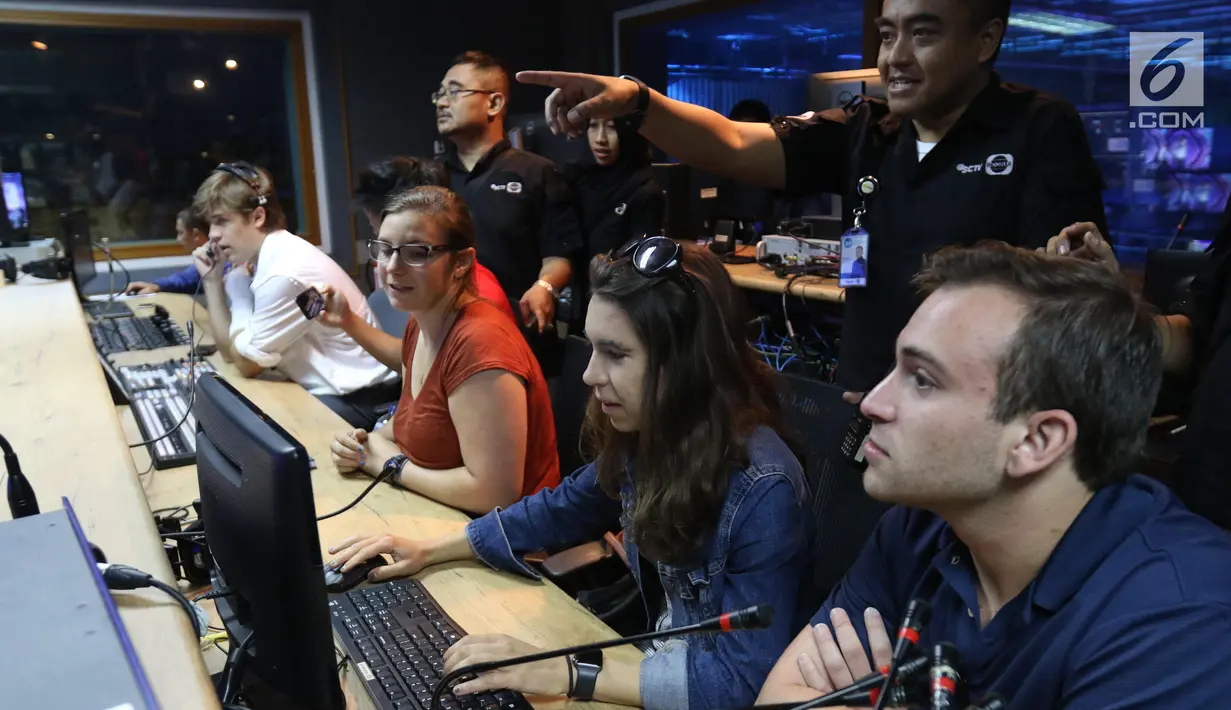 Sejumlah mahasiswa Virginia University saat menjadi editor di studio Indosiar di Daan mogot, Jakarta, Rabu (29/5/2019). Kunjungan mahasiswa Virginia University ke Indosiar tersebut untuk melihat bagaimana cara produksi sebuah program televisi dibuat. (Liputan6.com/Angga Yuniar)