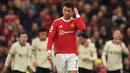 Satu-satunya peluang emas yang dimiliki Manchester United ketika Cristiano Ronaldo berhasil menjebol gawang Liverpool, namun setelah wasit melihat VAR, gol tersebut dianulir karena Fred yang berada disamping Ronaldo tedrlihat offside. (AFP/Oli Scarff)