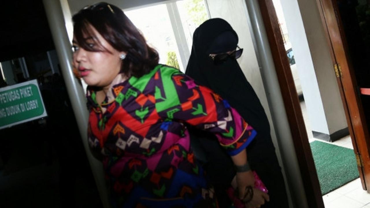 Penampakan Amel Alvi pakai cadar hadiri sidang mucikari artis