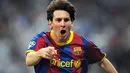 Sorak kegembiraan Lionel Messi yang mencetak dua gol untuk mengalahkan Real Madrid 2-0 dalam leg pertama semifinal Liga Champions di Santiago Bernabeu, 27 April 2011. AFP PHOTO/LLUIS GENE