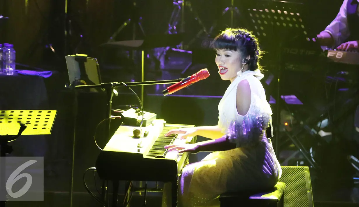 Penampilan penyanyi Yura pada Konser Tanda Mata Glenn Fredly Untuk Ruth Sahanaya di kawasan Semanggi, Jakarta, Jumat (30/9). (Liputan6.com/Herman Zakharia)