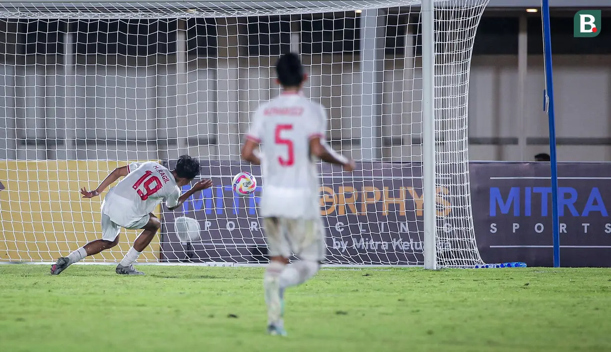 Pemain Timnas Indonesia U-20, Muhamad Ragil mencetak gol ketiga timnya ke gawang Timor Leste pada laga Grup F Kualifikasi Piala Asia U-20 2025 di Stadion Madya, Senayan, Jakarta, Jumat (27/09/2024). (Bola.com/Bagaskara Lazuardi)