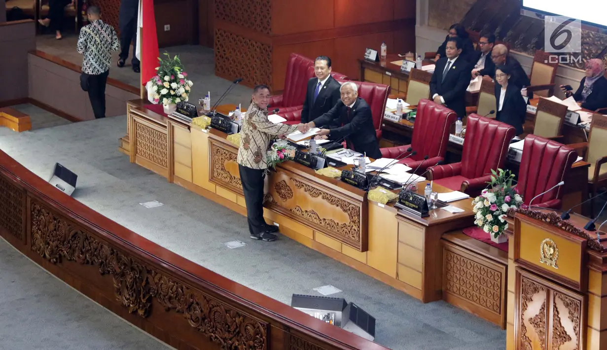 Menhan, Ryamizard Ryacudu bersalaman dengan Wakil Ketua DPR Agus Hermanto usai membacakan pandangan pemerintah terkait RUU Pengelolaan Sumber Daya Nasional (PSDN) untuk Pertahanan Negara di Kompleks Parlemen, Jakarta, Kamis (26/9/2019). (Liputan6.com/Helmi Fithriansyah)