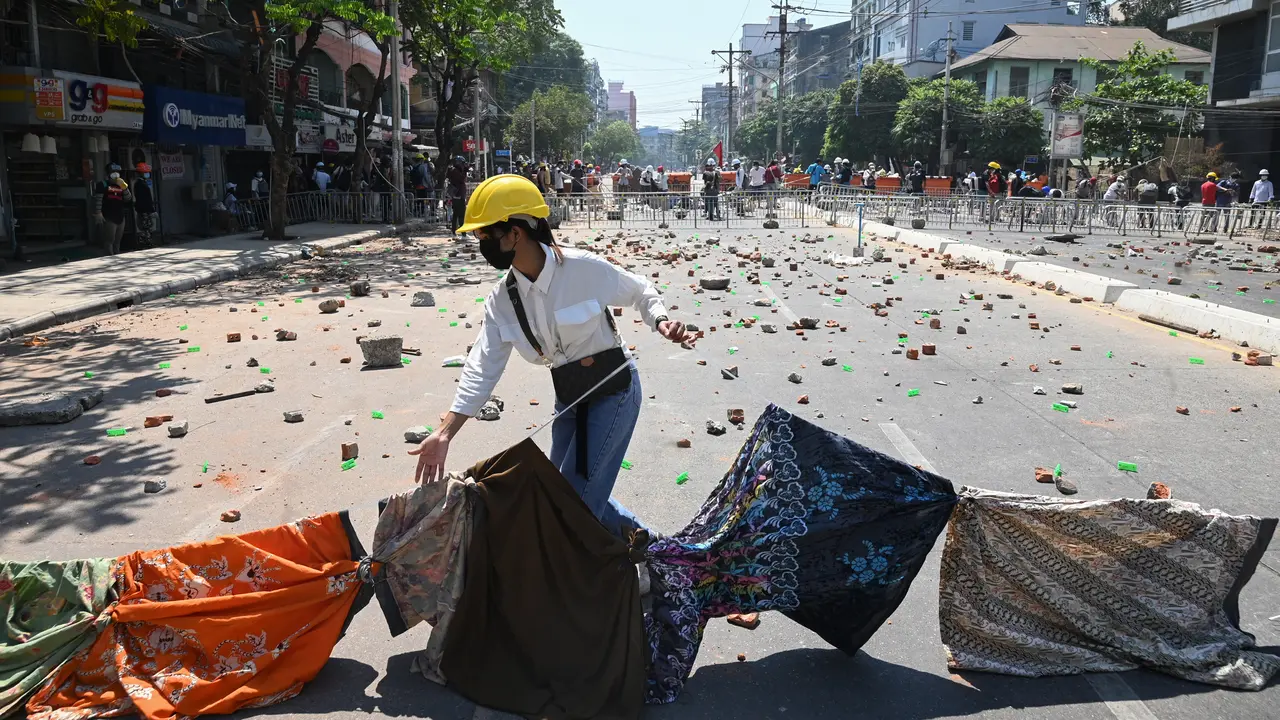 Jemuran Kain Penahan Serangan dari Aparat Myanmar