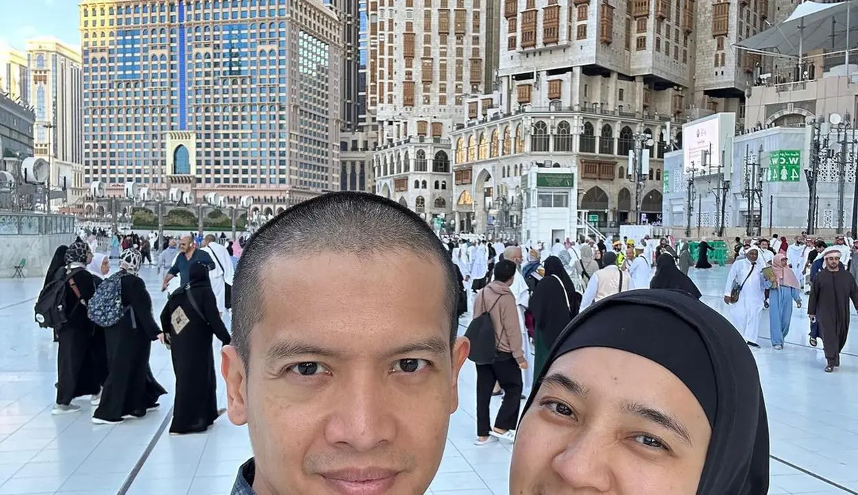 Dimomen liburan pergantian tahun ini, Dimas dan Dhini memilih pergi ke Tanah Suci untuk beribadah. Dimas Seto merasa bersyukur karena bisa kembali umrah di momen pergantian tahun.[Instagram/dhiniaminarti/dimasseto_1]