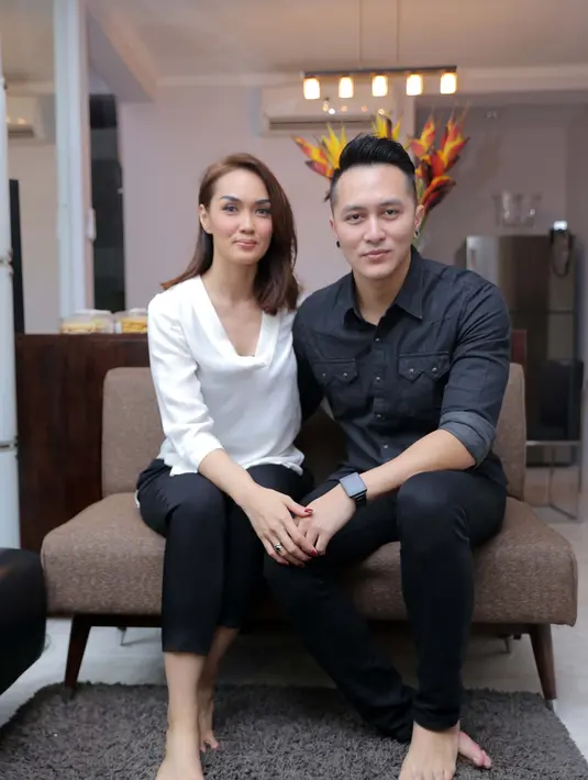 "Sedang berusaha (anak), ini mau ke dokter setelah lebaran. Dokternya balik liburan minggu depan," kata Sara Wijayanto di kediamannya di kawasan Pejaten, Pasar Minggu, Jakarta Selatan, Jumat (8/7/2016). (Andy Masela/Bintang.com)