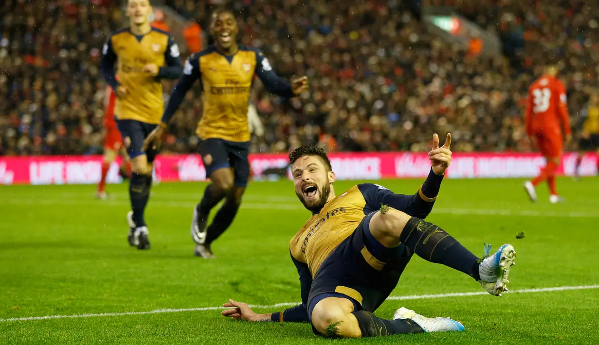 Penyerang Arsenal, Oliver Giroud melakukan selebrasi usai mencetak gol keduanya kegawang Liverpool pada lanjutan Liga Inggris di stadion Anfield, Inggris (14/1/2016). Liverpool bermain imbang dengan Arsenal dengan skor 3-3. (Reuters/Carl Recine)