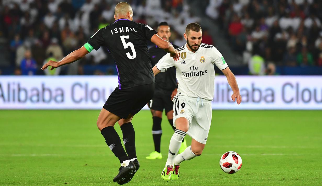 Striker Real Madrid, Karim Benzema, mengontrol bola saat melawan Al-Ain pada laga final Piala Dunia Antarklub di Stadion Zayed Sports City, Abu Dhabi, Sabtu (22/12). Al-Ain kalah 1-4 dari Madrid. (AFP/Giuseppe Cacace)