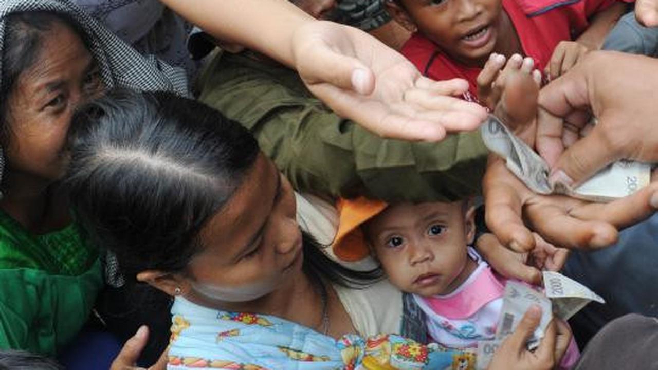 Warga berebut angpao di Vihara Dharma Bakti