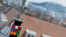 Ini penampakan ujung dari menara lego raksasa di Hungaria, Minggu (25/05/2014) (AFP PHOTO/ATTILA KISBENEDEK).