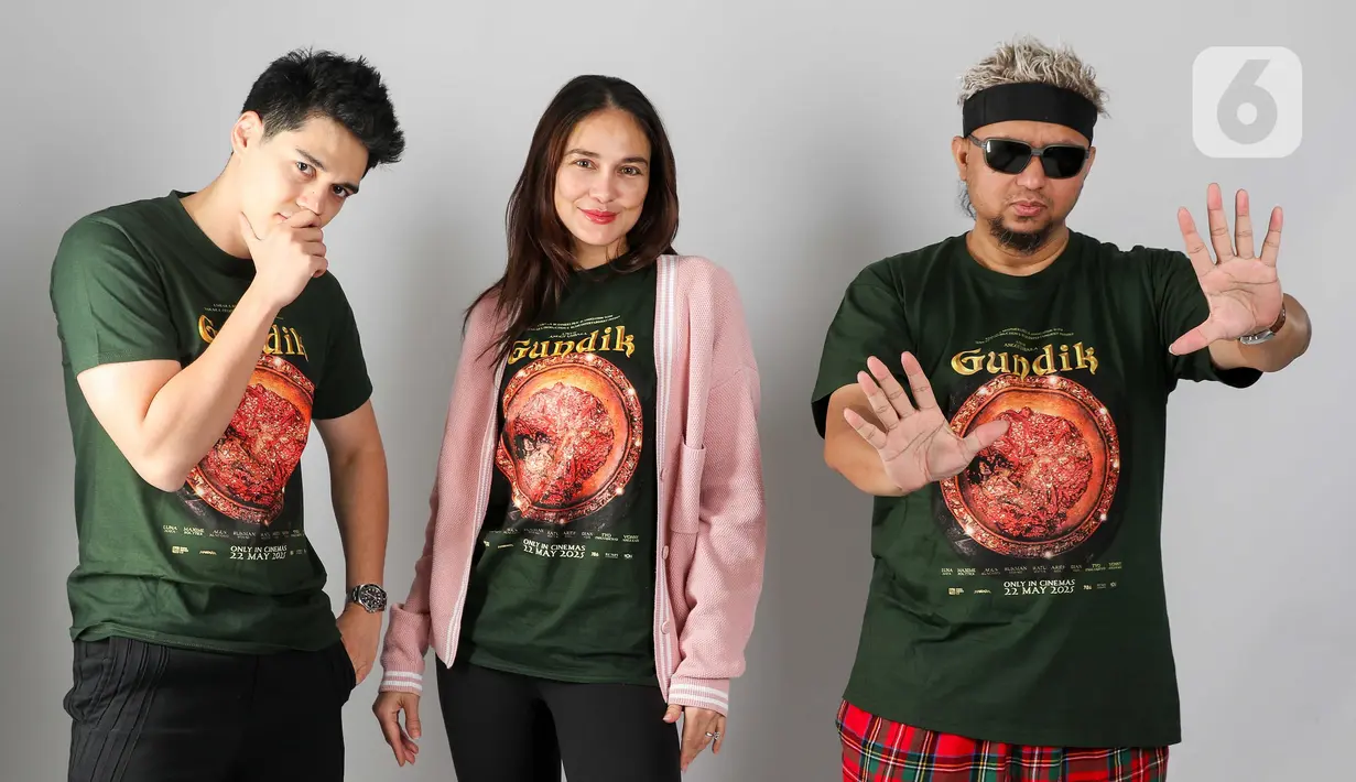Sutradara Film Gundik, Anggy Umbara (kanan) bersama Luna Maya (tengah), dan Maxime Bouttier berfoto bersama untuk Liputan6.com di Gedung KapanLagi Youniverse (KLY), Jakarta Senin (14/4/2025). (Liputan6.com/Herman Zakharia)