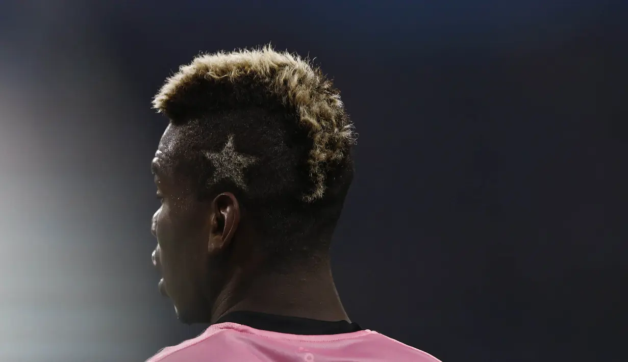 Gelandang Juventus, Paul Pogba bersiap tampil pada laga Liga Champions melawan Gladbach di Stadion Borussia Park, Jerman, Selasa (3/11/2015). (Reuters/Wolfgang Rattay)