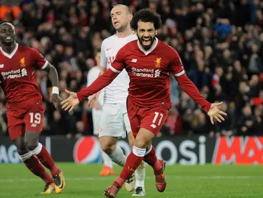 Pemain Liverpool, Mohamed Salah berselebrasi setelah berhasil mencetak gol ke gawang Spartak Moscow pada matchday terakhir Grup E Liga Champions di Stadion Anfield, Kamis (7/12). Liverpool menang 7-0 dan lolos ke babak 16 besar. (AP/Rui Vieira)