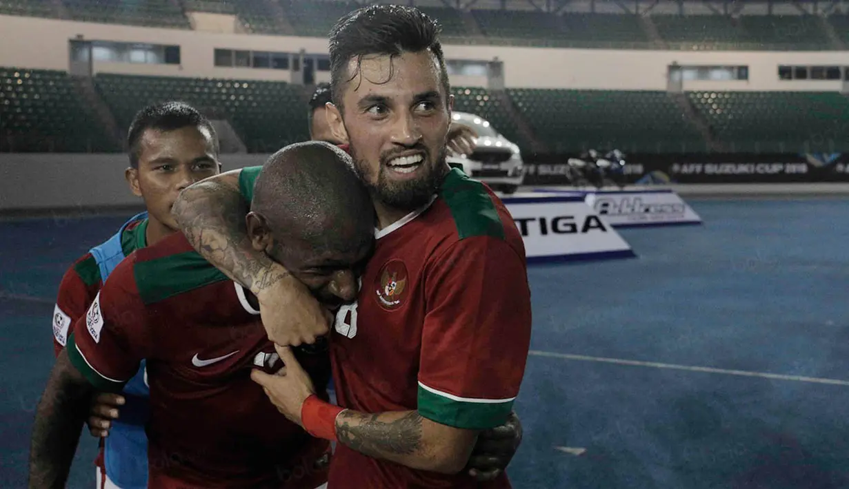 Pemain Timnas Indonesia, Boaz Solossa dan Stefano Lilipaly, merayakan gol yang dicetaknya ke gawang Filipina laga Piala AFF 2016 di Philippine Sports Stadium, Filipina, Selasa (22/11/2016). (Bola.com/Nicklas Hanoatubun)