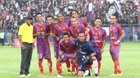 Para pemain Persik Kediri dan pelatih, Kas Hartadi memilh untuk berfoto bersama saat pemain Laga FC melakukan aksi mogok dalam lanjutan Grup B ISC B di Stadion Brawijaya, Kediri, Sabtu (4/6/2016). (Bola.com/Robby Firly)