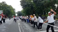 Kegiatan Tarik Tambang Rekor MURI yang diikuti 5000 peserta di Makassar (Liputan6.com)