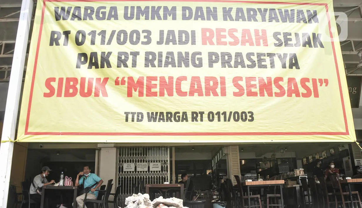 Pemerintah Kota Administrasi Jakarta Utara membongkar bangunan ruko yang mencaplok bahu jalan dan saluran air setelah sebelumnya pemilik telah diberi waktu tenggang hingga kemarin.  (merdeka.com/Iqbal S.Nugroho)
