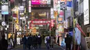 Orang-orang berjalan di sekitar lingkungan Shinjuku Tokyo, Kamis (7/1/2021). Perdana Menteri Jepang Yoshihide Suga mengatakan, status darurat itu berlaku mulai 8 Januari hingga 7 Februari 2021. (AP Photo/Hiro Komae)