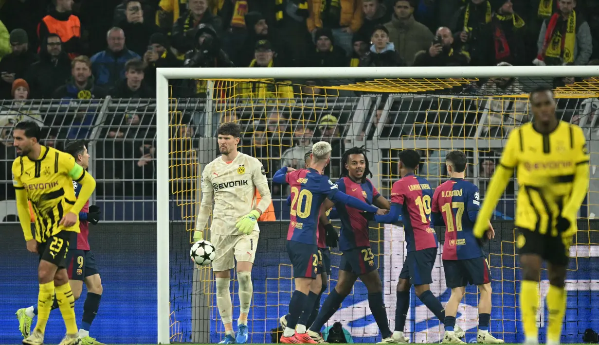 <p>Para pemain Barcelona merayakan gol pembuka yang dicetak oleh Raphinha saat laga melawan Borussia Dortmund pada pertandingan keenam Liga Champions 2024/2025 di stadion Signal Iduna Park, Jerman pada Rabu 11 Desember 2024 waktu setempat atau Kamis 12 Desember 2024 dini hari Waktu Indonesia Barat. (INA FASSBENDER/AFP)</p>