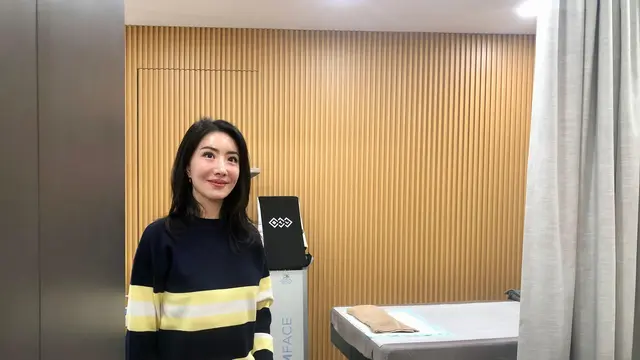 Dr Aileen menunjukkan ruang perawatan wajah untuk pasien