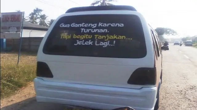 7 Potret Stiker di Mobil Ini Curi Perhatian Pengguna Jalan