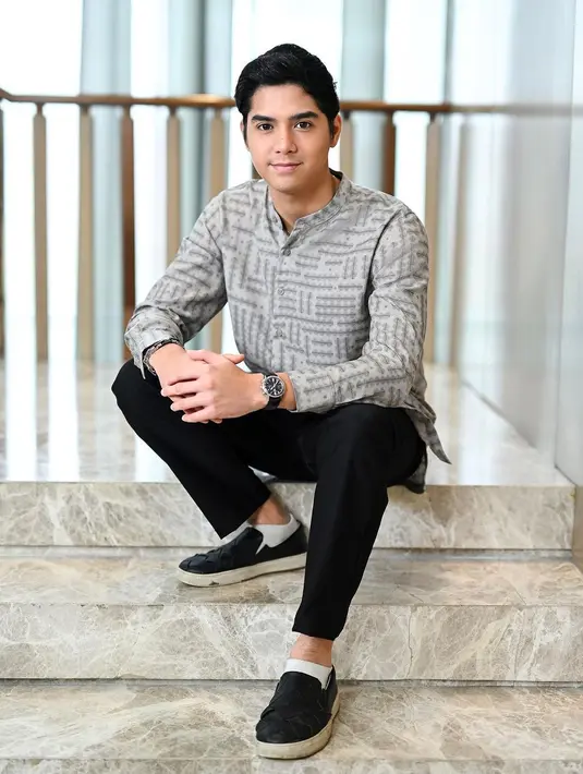 Di potret lain, memperlihatkan ketiganya mengenakan Basha Signature Sarung warna taule, black, dan grey. [@geulis.id]