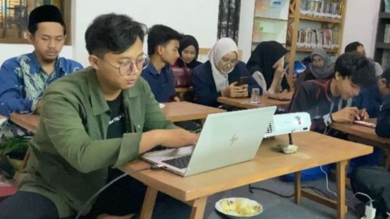 Transformasi Bordir Khas Desa: UMK Latih Pemuda Kuasai Pemasaran Digital UMKM untuk Jangkau Pasar Nasional