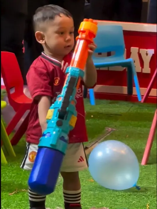 Bertepatan dengan pesta perayaan ulang tahun putranya yang kedua, Lesti Kejora dan Rizky Billar mengumumkan nama baru putranya yang biasa disebut Abang L. Muhammad Levian Al Fatih Billar nama baru yang sebelumnya Leslar diganti dengan Levian. [Instagram/_ummi_pipik_]