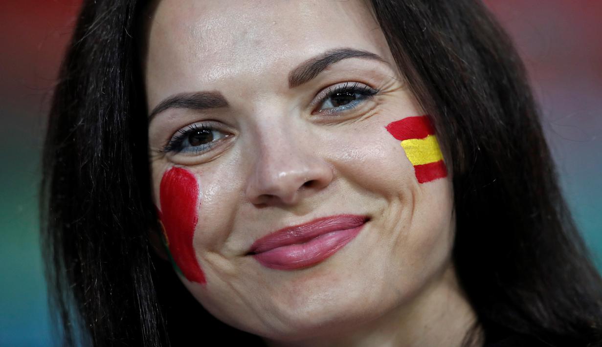 Senyum suporter Spanyol saat pertandingan antara Portugal dan Spanyol dalam Piala Dunia 2018 di Stadion Fisht, Sochi, Rusia, Jumat (15/6). (Aneh Andersen/AFP)