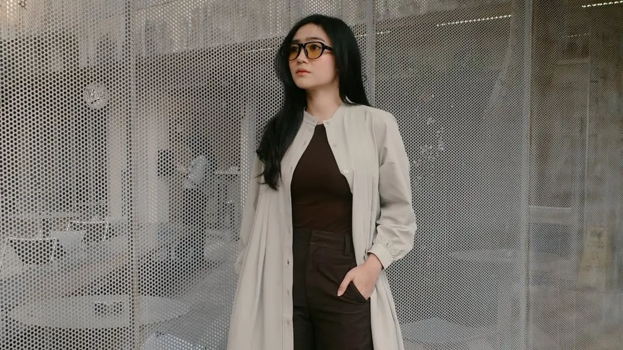 Gaya Santun Febby Rastanty, Satu Tunik Dua Look untuk Lebaran hingga Hangout