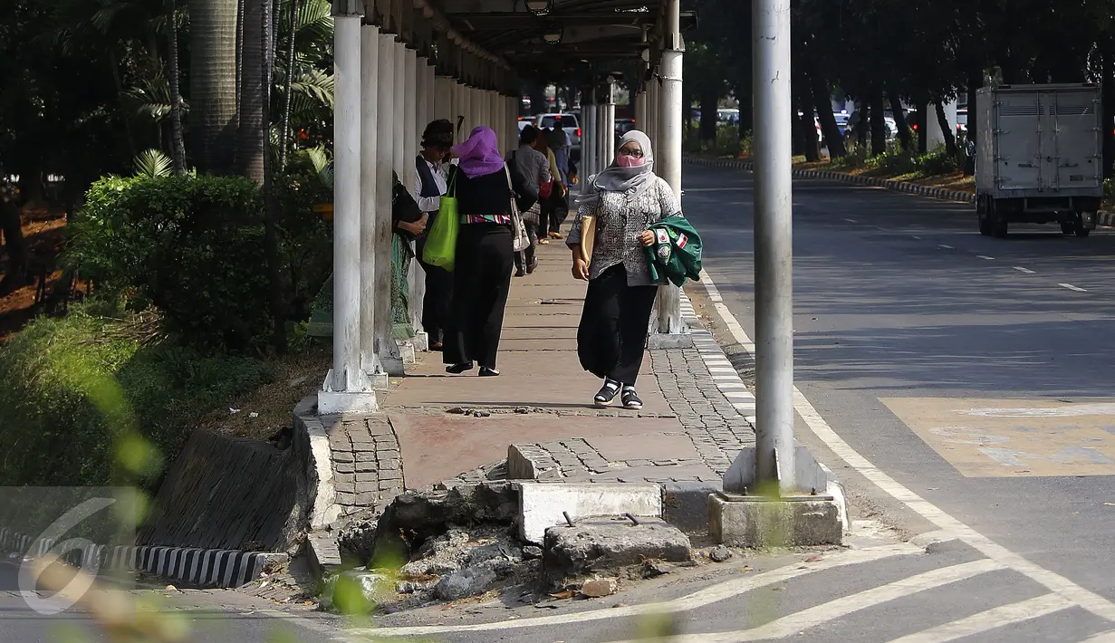 Pejalan kaki Albertan di trotoar kawasan Sudirman-Thamrin, Jakarta, Senin (7/9/2015). Gubernur DKI Jakarta Basuki Tjahaja Purnama berencana melebarkan trotoar dan menjanjikan insentif bagi pemilik gedung di kawasan tersebut. (Liputan6.com/Yoppy Renato)