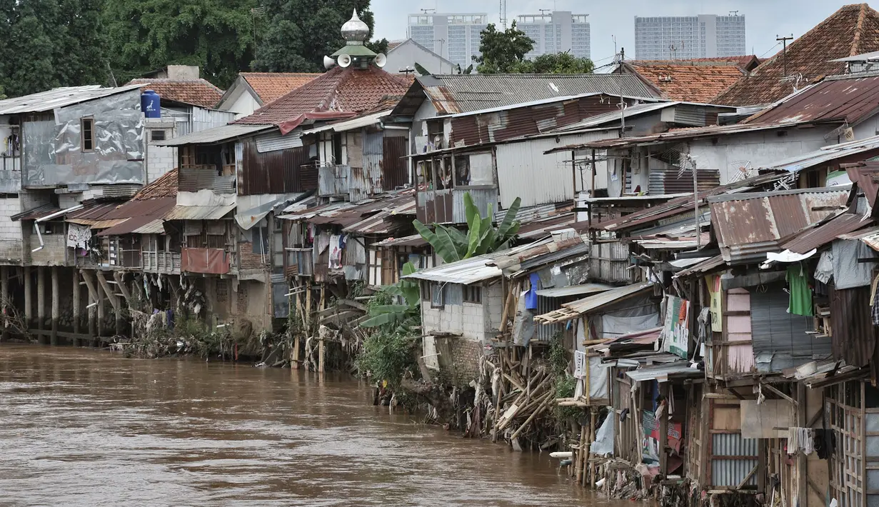 Deretan permukiman warga di bantaran Kali Ciliwung, Manggarai, Jakarta, Rabu (19/2/2020). Gubernur DKI Jakarta Anies Baswedan memperkenalkan istilah naturalisasi sungai sebagai pengganti normalisasi, namun proyek tersebut tidak terealisasi hingga saat ini. (merdeka.com/Iqbal Nugroho)