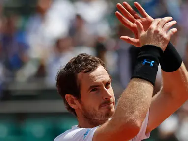 Andy Murray melakukan selebrasi usai pertandingan melawan petenis Rusia, Karen Khachanov pada set tiga di turnamen Prancis Terbuka di stadion Roland Garros, di Paris, Prancis (5/6). Murray meraih kemenangan 6-3, 6-4, 6-4. (AP Photo/Petr David Josek)