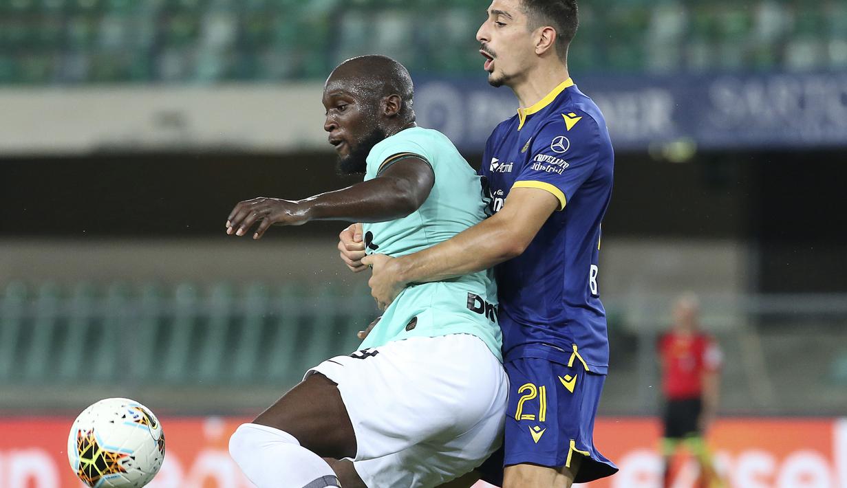 Striker Inter Milan, Romelu Lukaku, berebut bola dengan pemain Hellas Verona pada laga lanjutan Serie A di Stadion Antonio Bentegodi, Jumat (10/7/2020) dini hari WIB. Inter Milan bermain imbang 2-2 atas Hellas Verona. (Paola Garbuio/LaPresse via AP)