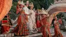 Dua instalasi naga berukuran besar menjadi elemen dekoratif yang menjaga area tangga menuju lokasi perayaan. Bentuk naga tersebut terinspirasi dari shio Tionghoa Gamma dan Keelie, sekaligus menjadi simbol perlindungan bagi pasangan di awal kehidupan pernikahan mereka. [@dikhadheansa]