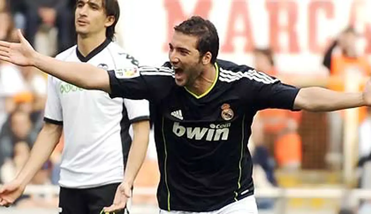 Striker Real Madrid Gonzalo Higuain merayakan gol ketiga untuk membantu Los Merengues menggulung Valencia 6-3 pada partai lanjutan La Liga di Estadio Mestalla, 23 April 2011. AFP PHOTO/PEDRO ARMESTRE