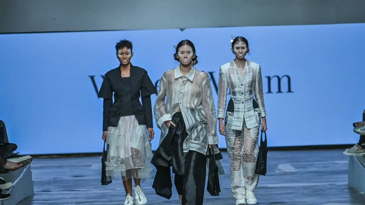 Wilsen Willim, seorang fashion designer dengan visi dan misi yang menginspirasi, telah meluncurkan gaya fashion ramah lingkungan dari bahan daur ulang.