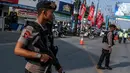 Personel Brimob bersenjata laras panjang ikut mengatur lalu lintas di kawasan jalur arus balik Pantura, Tegal, Jawa Tengah, Jumat (30/6). (Liputan6.com/Faizal Fanani)
