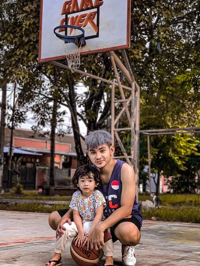 6 Beda Gaya Stefan William dan Aditya Suryo saat Momong Anak, Ayah Idaman