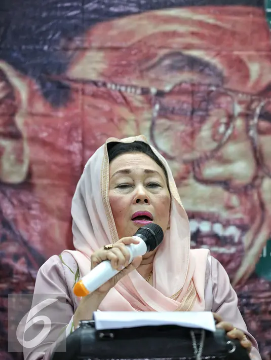 Mantan Ibu Negara RI ke-4, Sinta Nuriyah Wahid memberikan pernyata pada acara Konferensi Pers Bersama Tokoh Lintas Iman di Rumah Pergerakan Griya Gusdur, Jakarta, Kamis (4/2/2016). (Liputan6.com/Faizal Fanani)