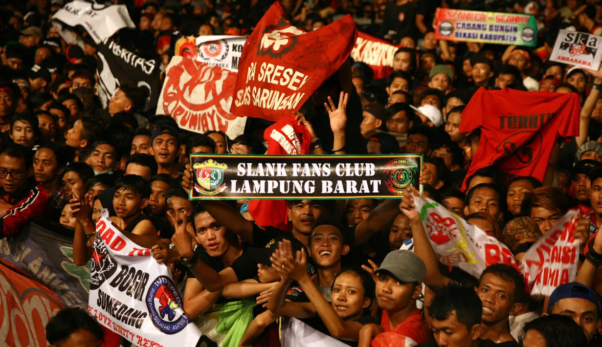 Band yang berdiri sejak 26 Desember 1983 itu menghibur para slankers dengan lagu yang sudah tidak asing lagi di telinga para slankers. Lagu Bang Bang Tut dan I Miss U But I Hate U berhasil membakar semangat para penggemarnya. (Nurwahyunan/Bintang.com)