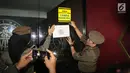 Petugas Satpol PP wanita memasang surat segel di Sense Karaoke di Mangga Dua Square, Jakarta, Kamis (19/4). Dari penggerebekan itu, BNN menemukan adanya peredaran narkoba di Sense Karaoke. (Liputan6.com/Arya Manggala)