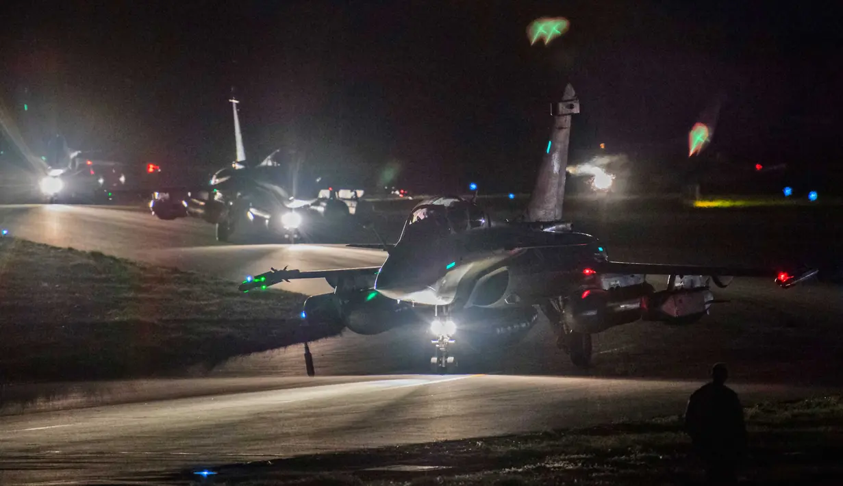 Jet tempur Dassault Rafale milik Prancis bersiap untuk lepas landas di Pangkalan Udara Saint-Dizier, Jumat (13/4). Pesawat diluncurkan ke Suriah sesaat setelah Presiden Emmanuel Macron mengumumkan Prancis bergabung dengan Amerika dan Inggris (ECPAD / AFP)